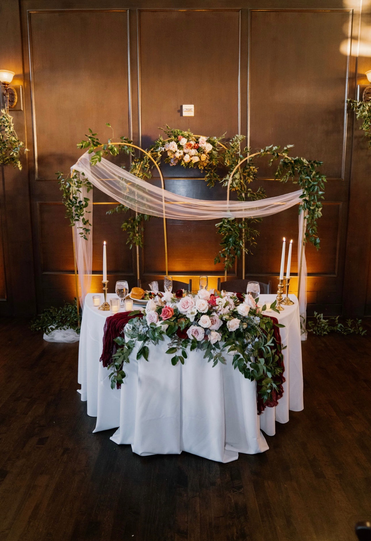 Elegant wedding table with gold arches